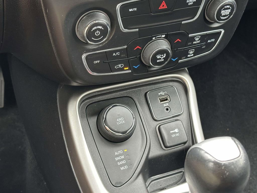 Used 2019 Jeep Compass Latitude w/ Cold Weather Group AWD/4WD image 30