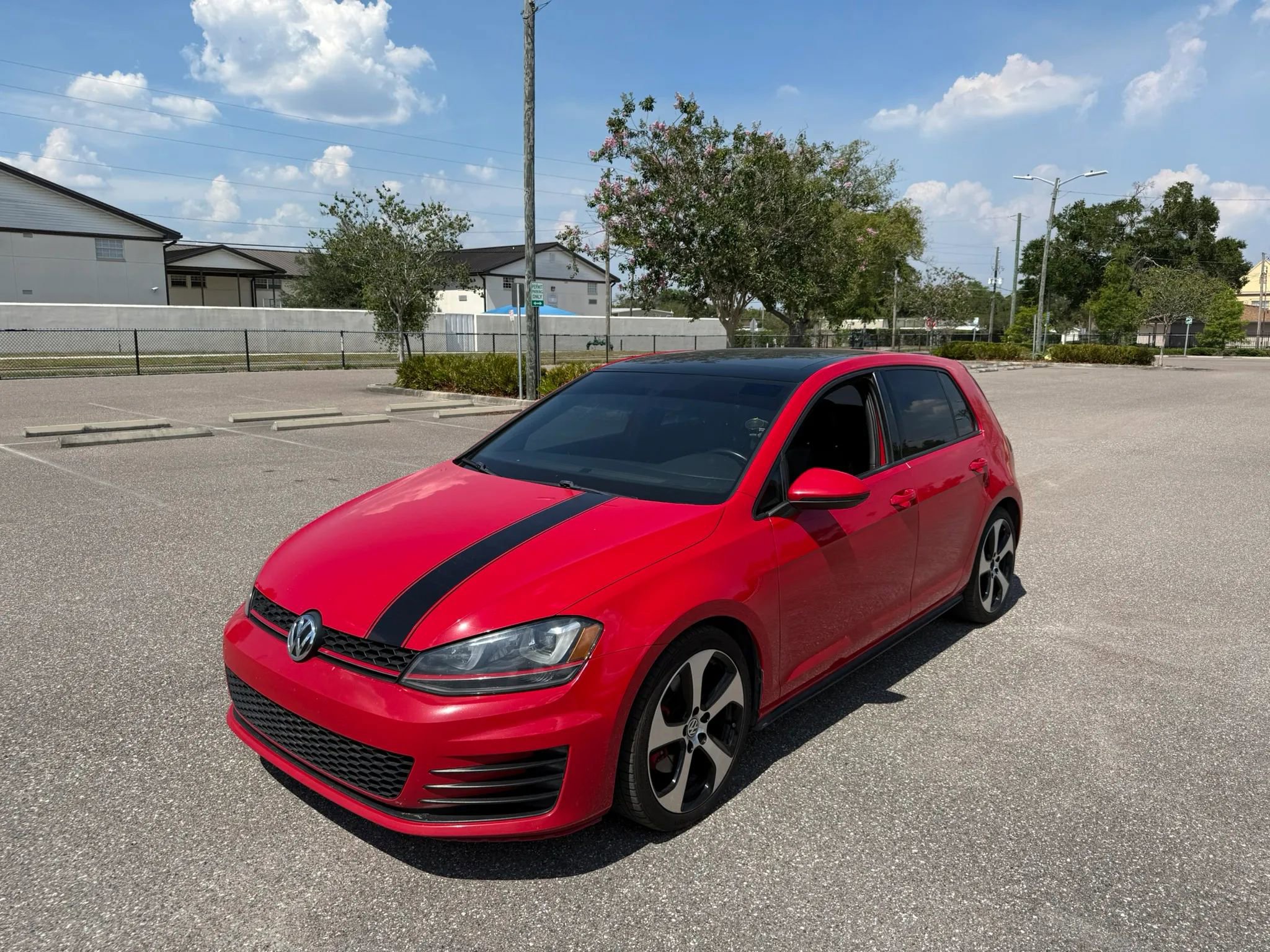 Used 2016 Volkswagen GTI SE FWD image 1