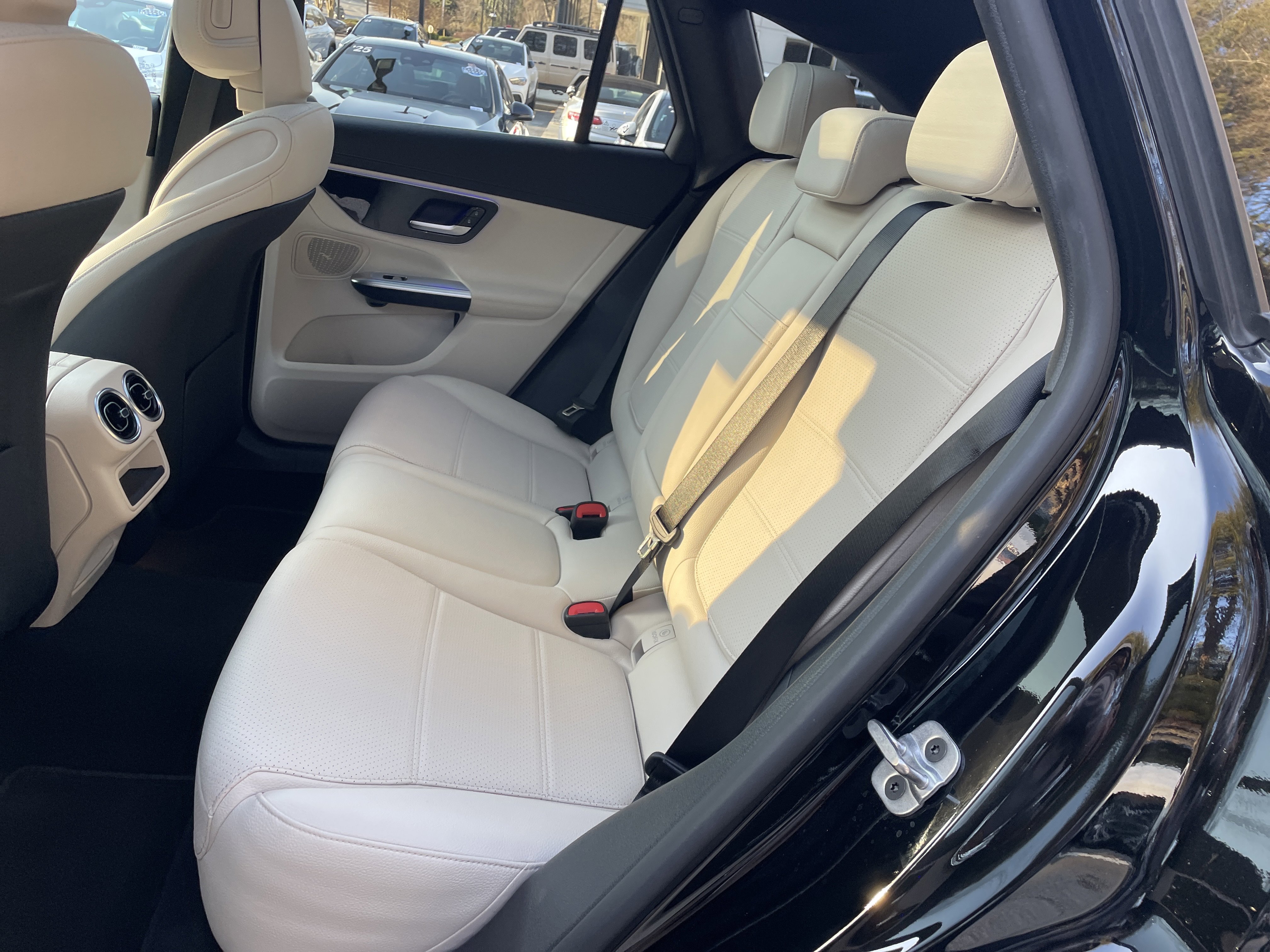 Used 2024 Mercedes-Benz GLC 300 4MATIC image 40