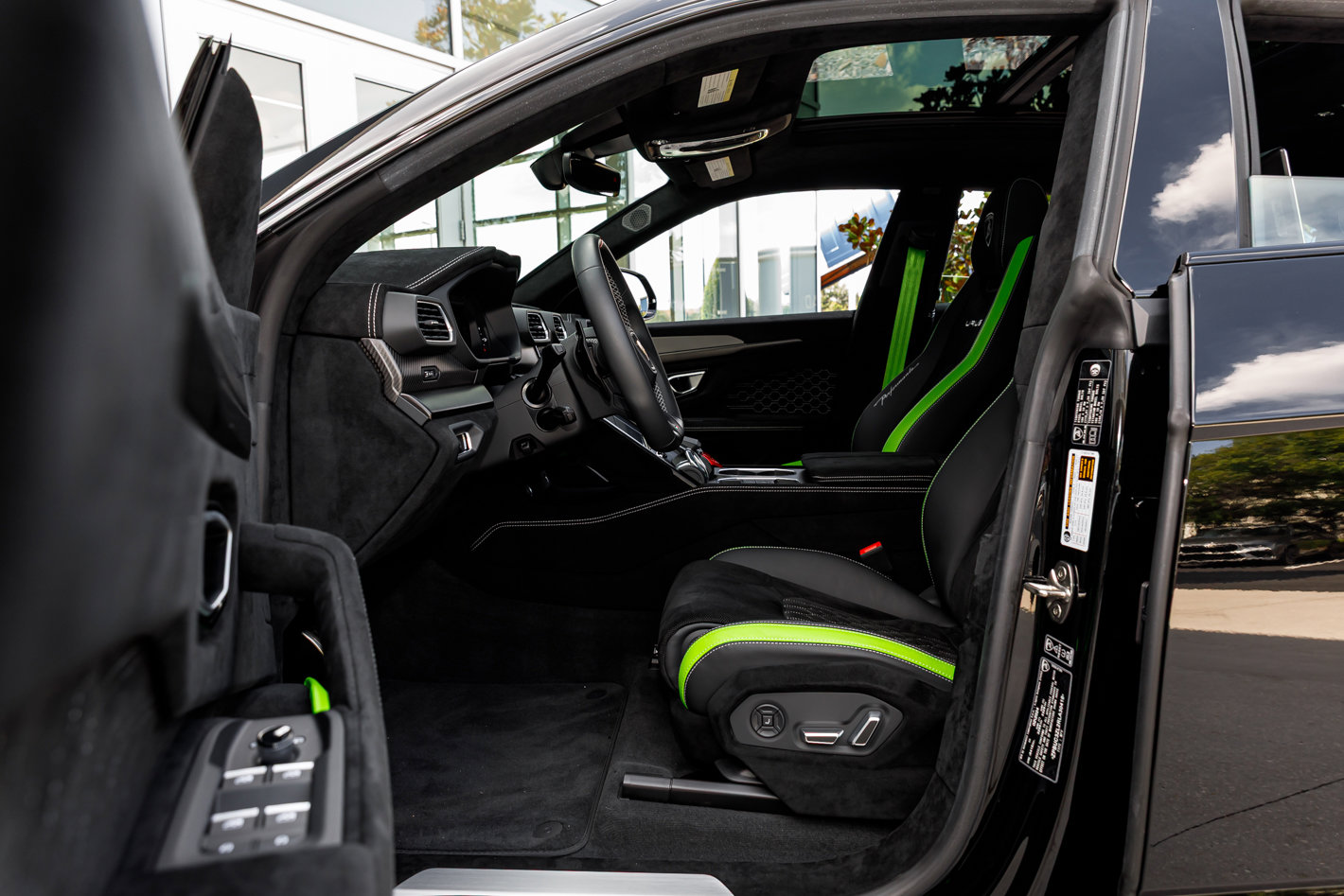 Used 2024 Lamborghini Urus Performante AWD/4WD image 32