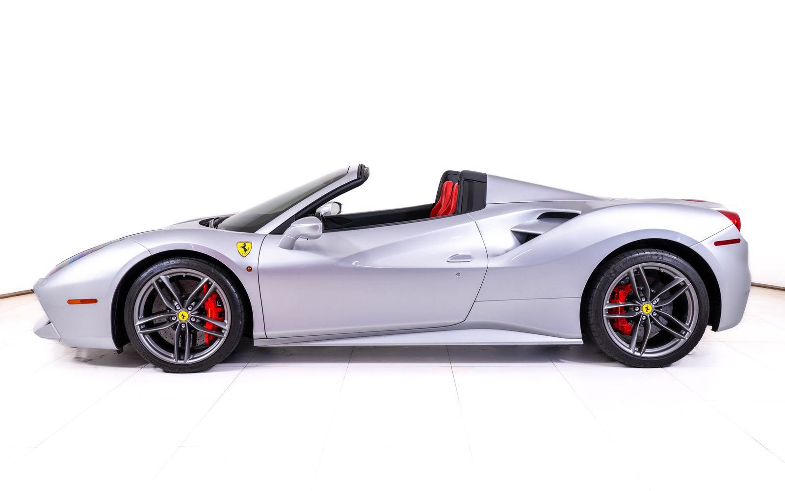 Used 2019 Ferrari 488 Spider RWD image 2