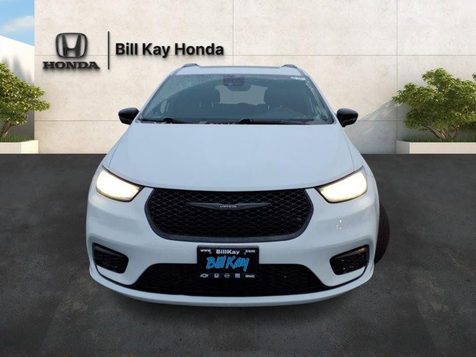 Used 2023 Chrysler Pacifica Limited w/ Uconnect Theater Family Group image 8