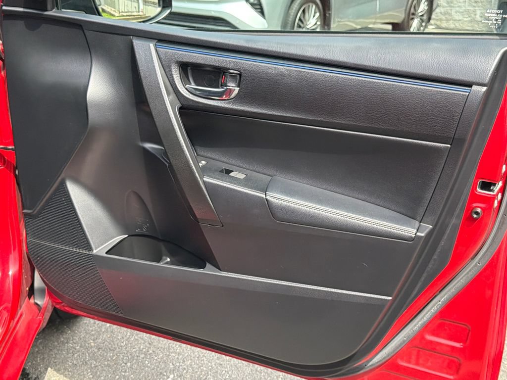 Used 2017 Toyota Corolla SE w/ SE Premium Package FWD image 14
