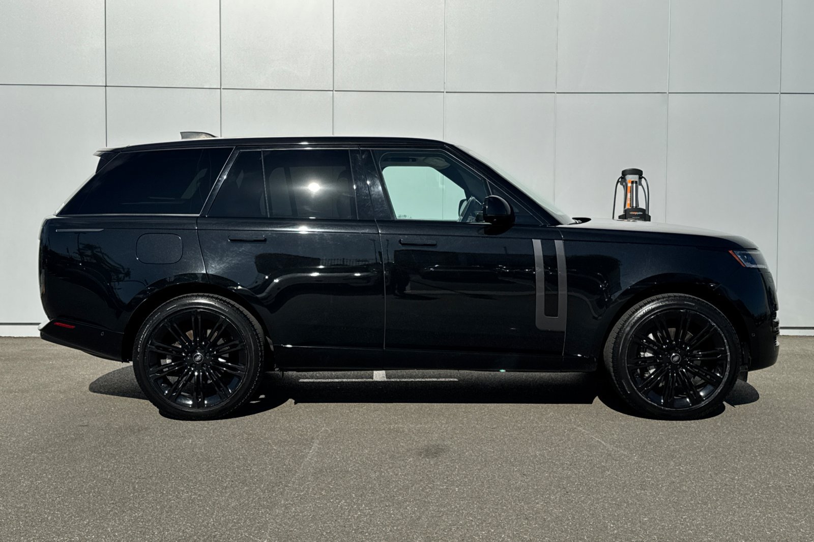 Certified 2025 Land Rover Range Rover SE AWD/4WD image 6