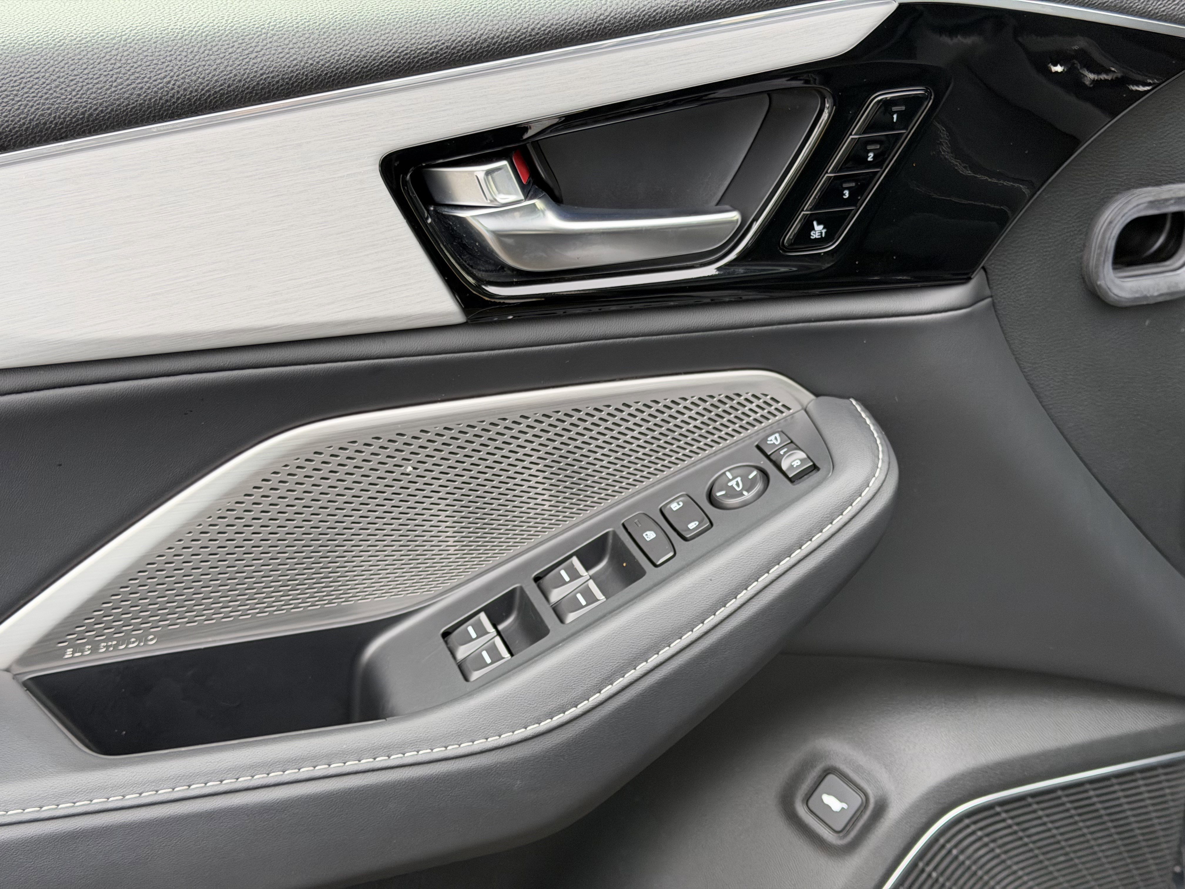 Used 2023 Acura MDX SH-AWD w/ Technology Package image 12