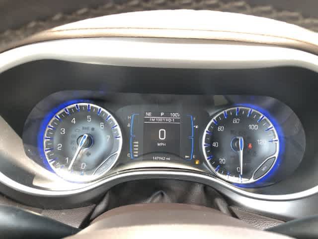 Used 2017 Chrysler Pacifica Touring-L FWD image 27