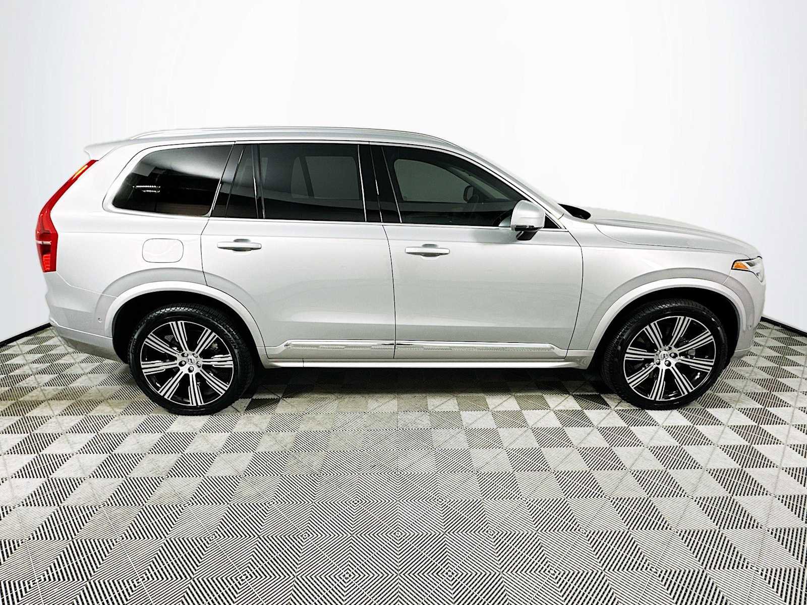 Certified 2025 Volvo XC90 T8 Plus w/ Protection Package Premier image 8