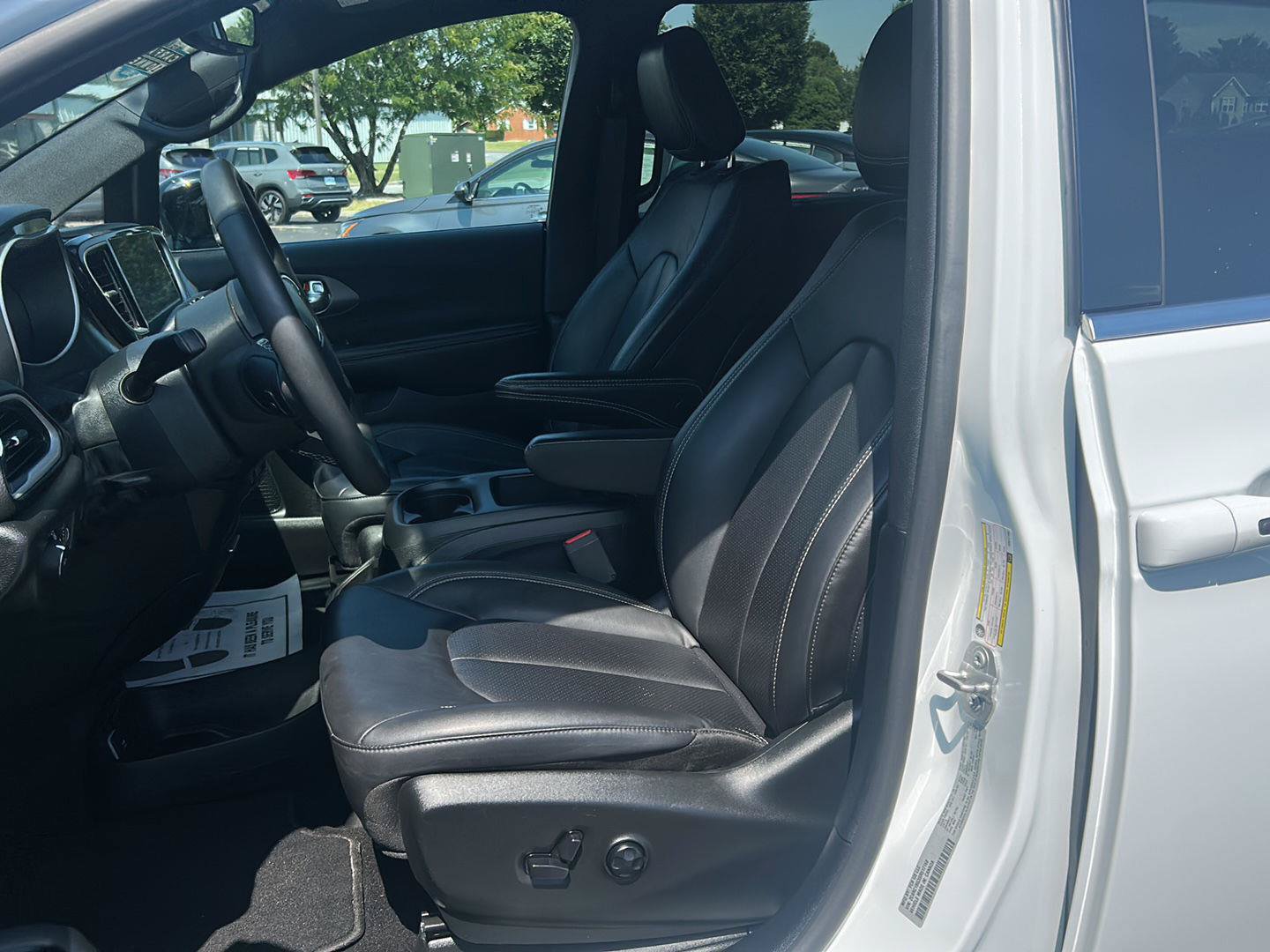 Used 2025 Chrysler Pacifica Select FWD image 15