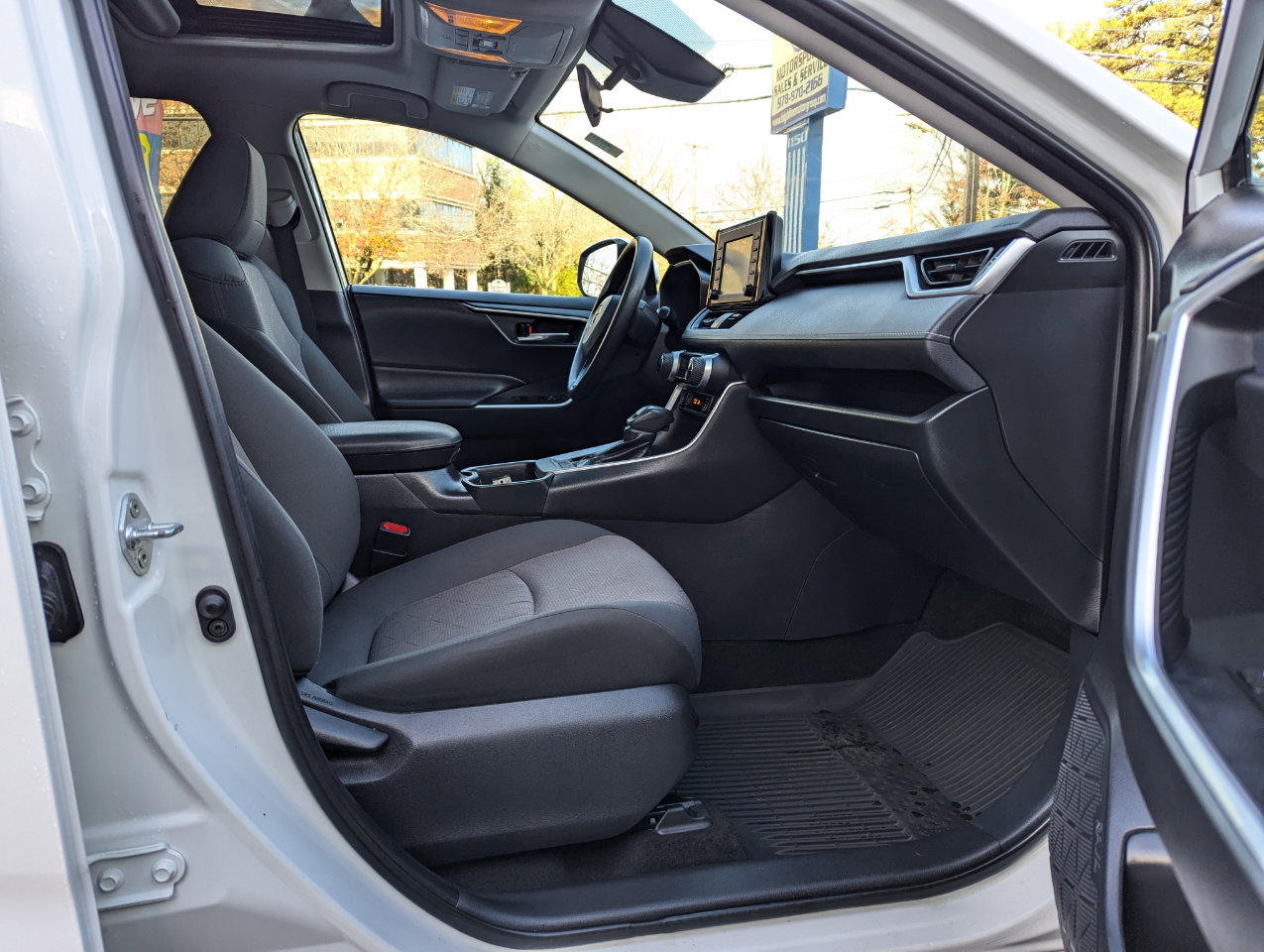 Used 2019 Toyota RAV4 XLE w/ Convenience Package image 32