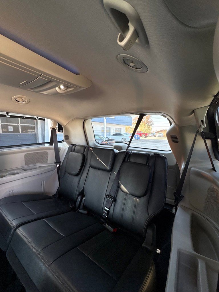 Used 2016 Chrysler Town & Country Touring image 10