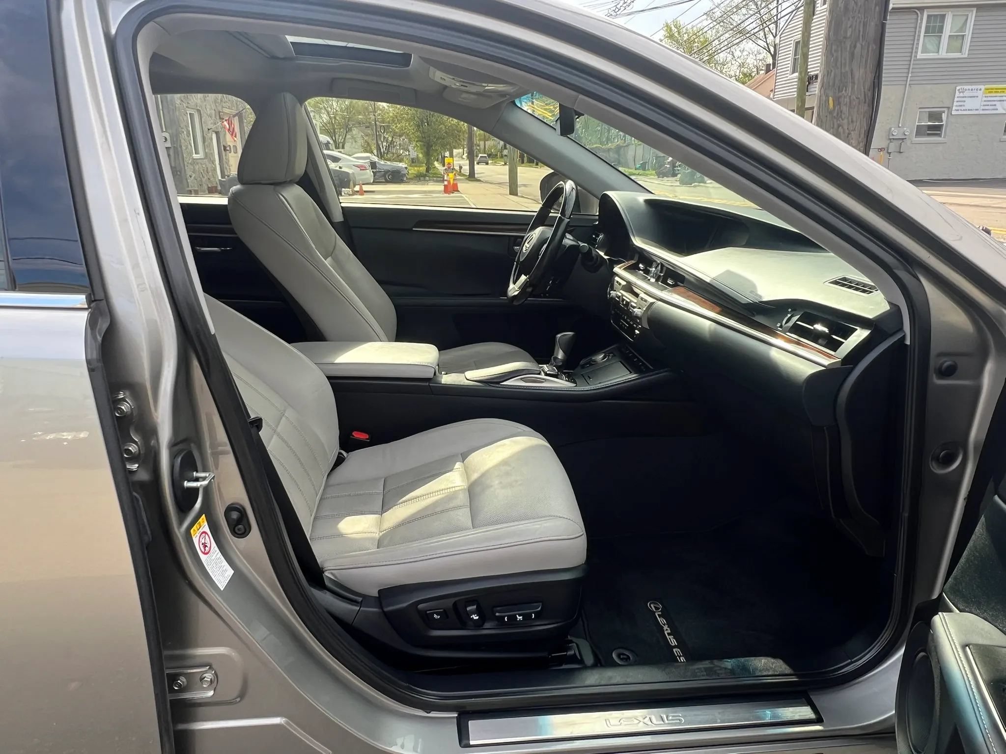 Used 2018 Lexus ES 350 w/ Luxury Package w/Wood Trim FWD image 31
