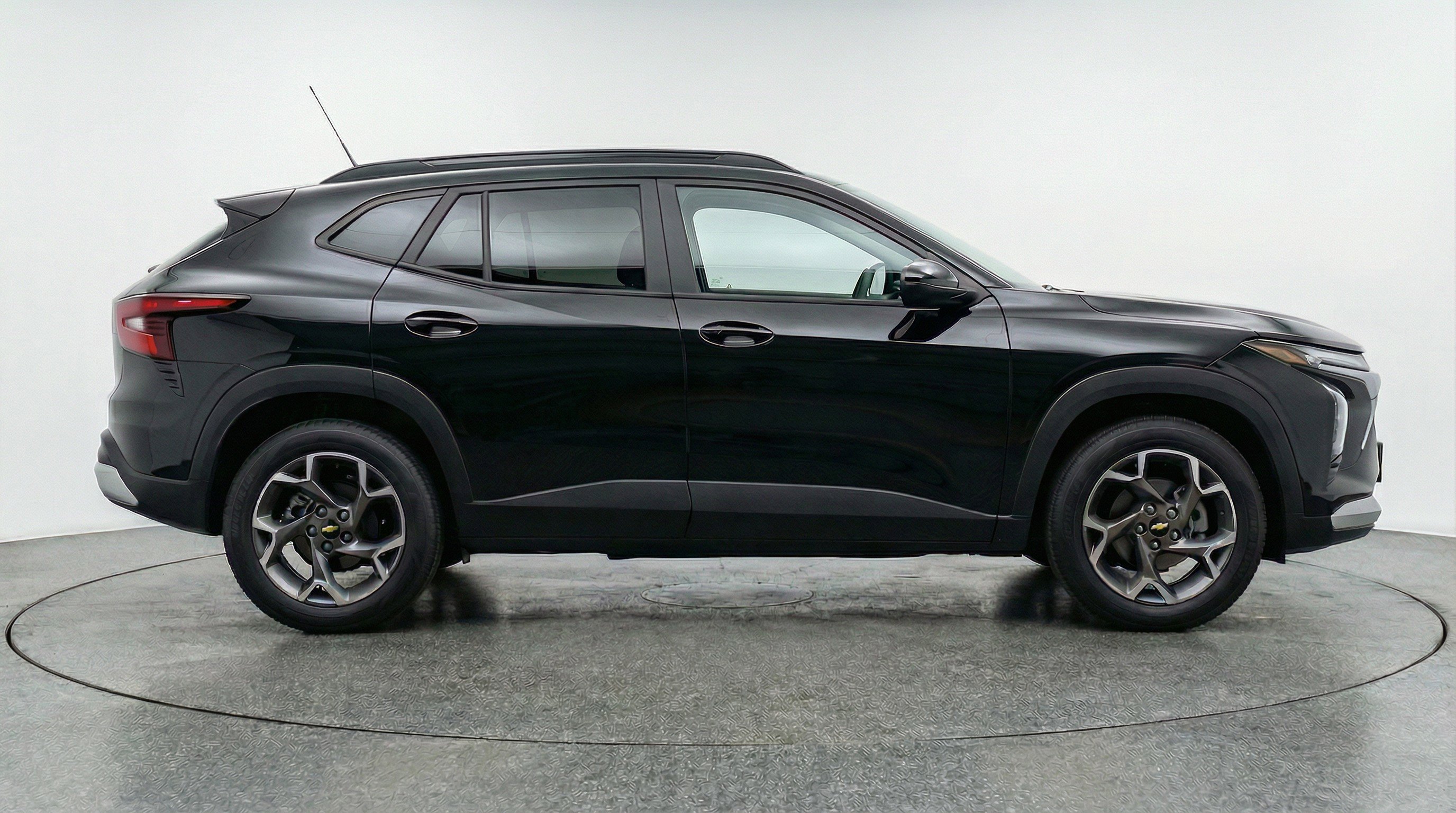 Used 2025 Chevrolet Trax LT w/ LT Convenience Package image 11