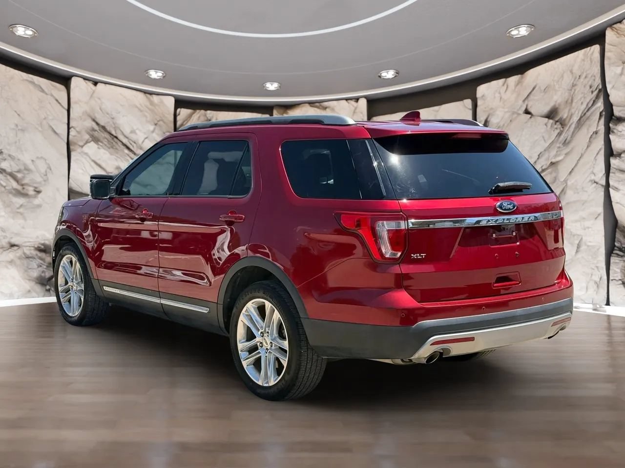 Used 2017 Ford Explorer XLT w/ Equipment Group 202A FWD image 4