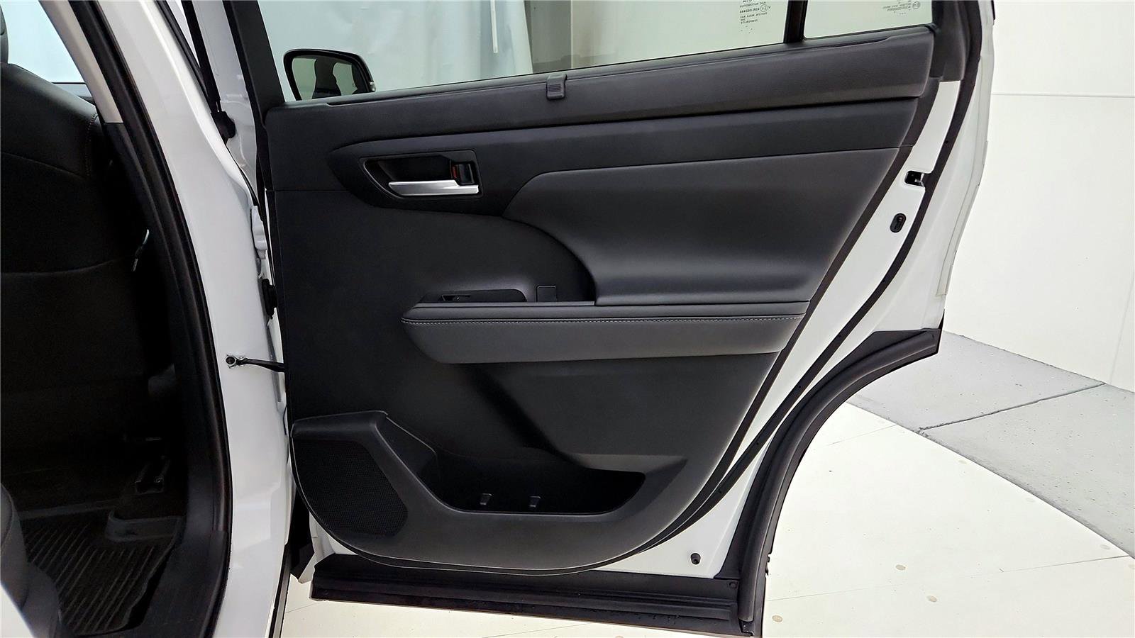 Certified 2024 Toyota Highlander XLE image 19