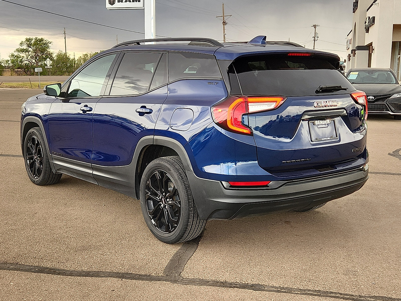 Used 2022 GMC Terrain SLT w/ Elevation Edition image 3