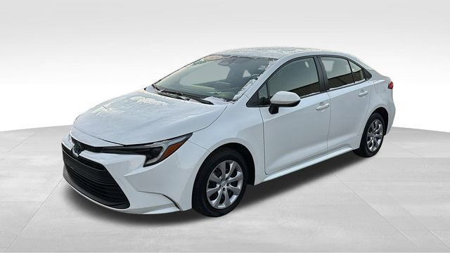 Used 2024 Toyota Corolla LE image 2