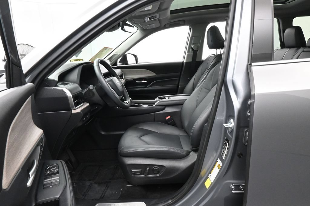 Used 2025 Toyota Grand Highlander AWD image 11