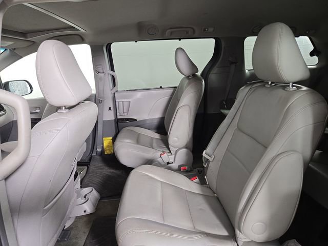 Used 2015 Toyota Sienna XLE w/ Four Season Floor Mat Package image 15