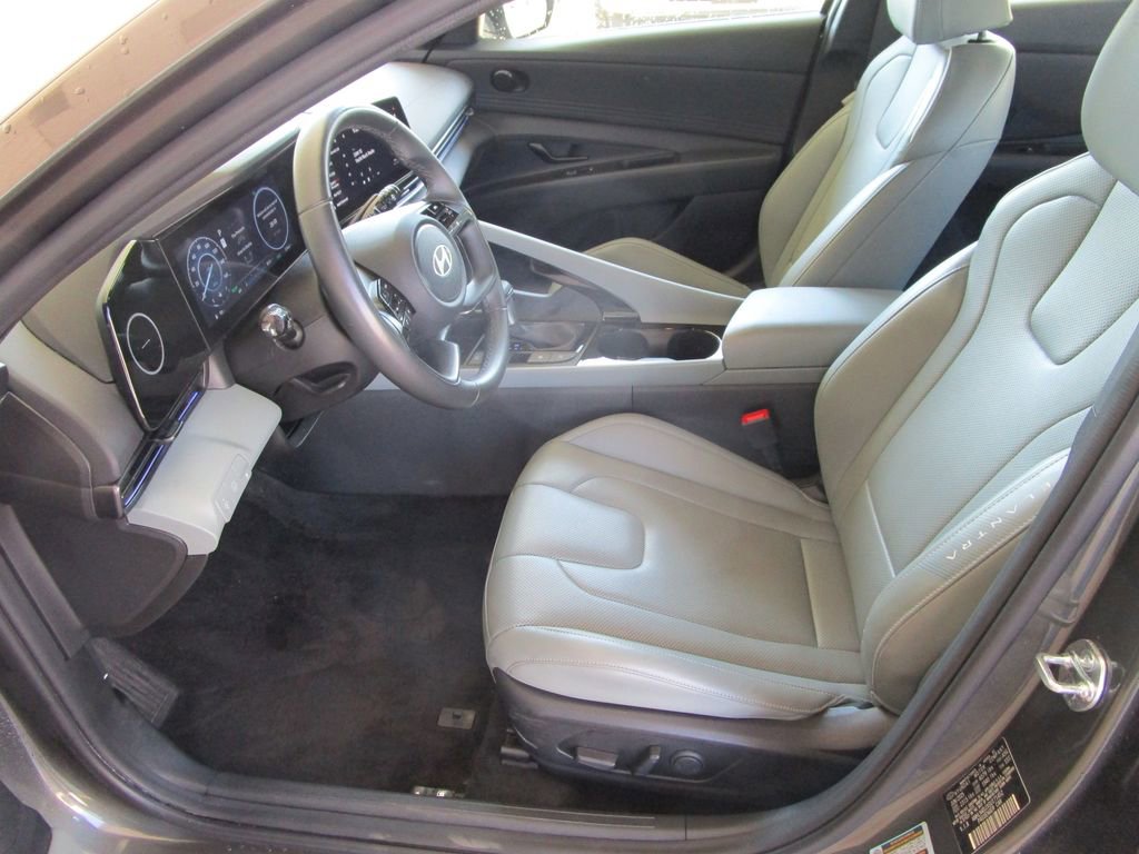 Used 2025 Hyundai Elantra Limited image 16