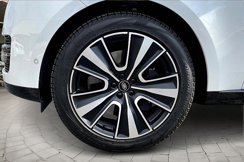 Used 2023 Land Rover Range Rover SE image 8