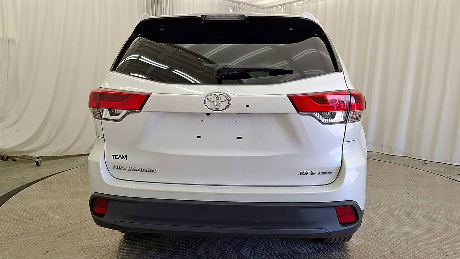 Used 2018 Toyota Highlander XLE image 2