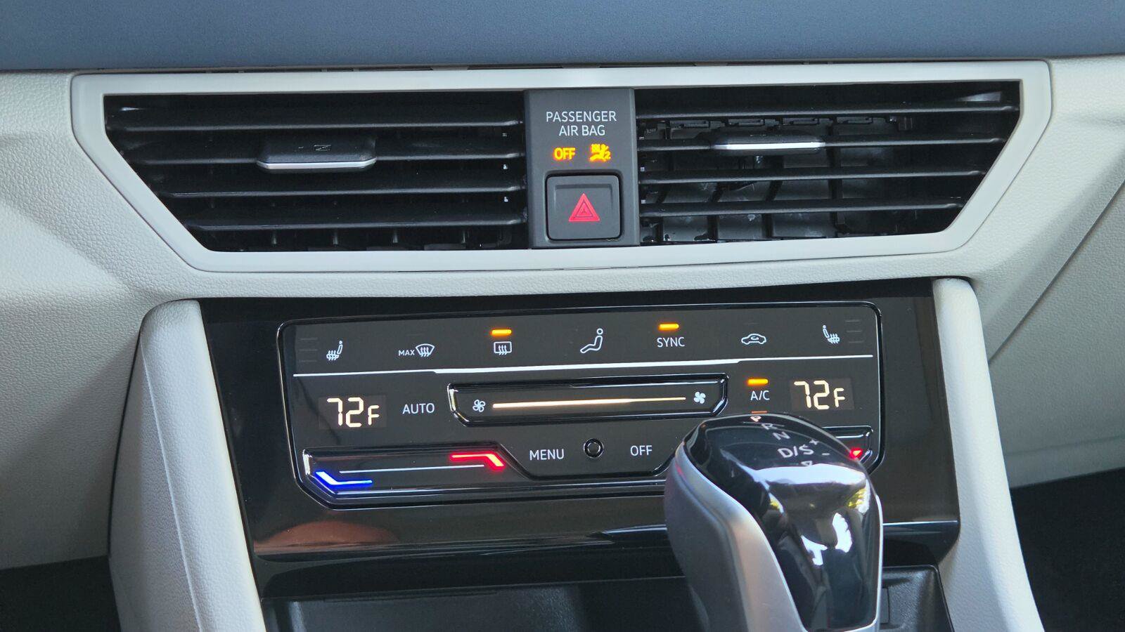 Certified 2025 Volkswagen Jetta SE w/ Sunroof Package FWD image 36