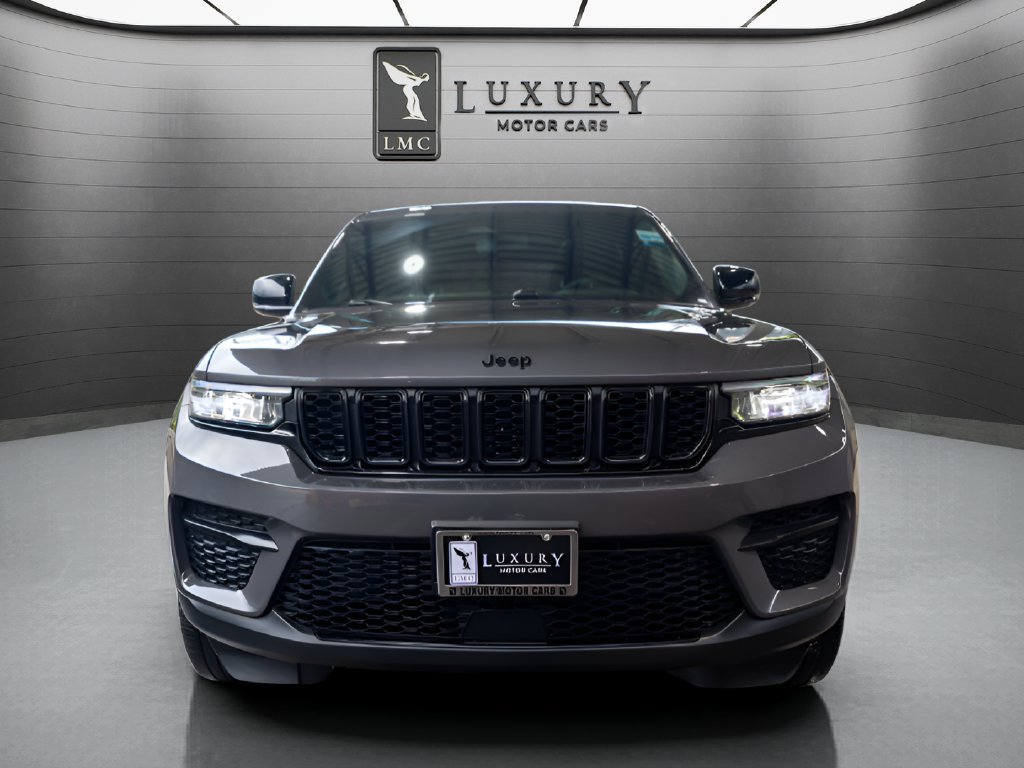 Used 2023 Jeep Grand Cherokee Altitude AWD/4WD image 3