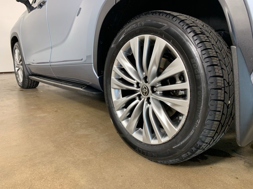 Used 2023 Toyota Highlander Platinum image 18
