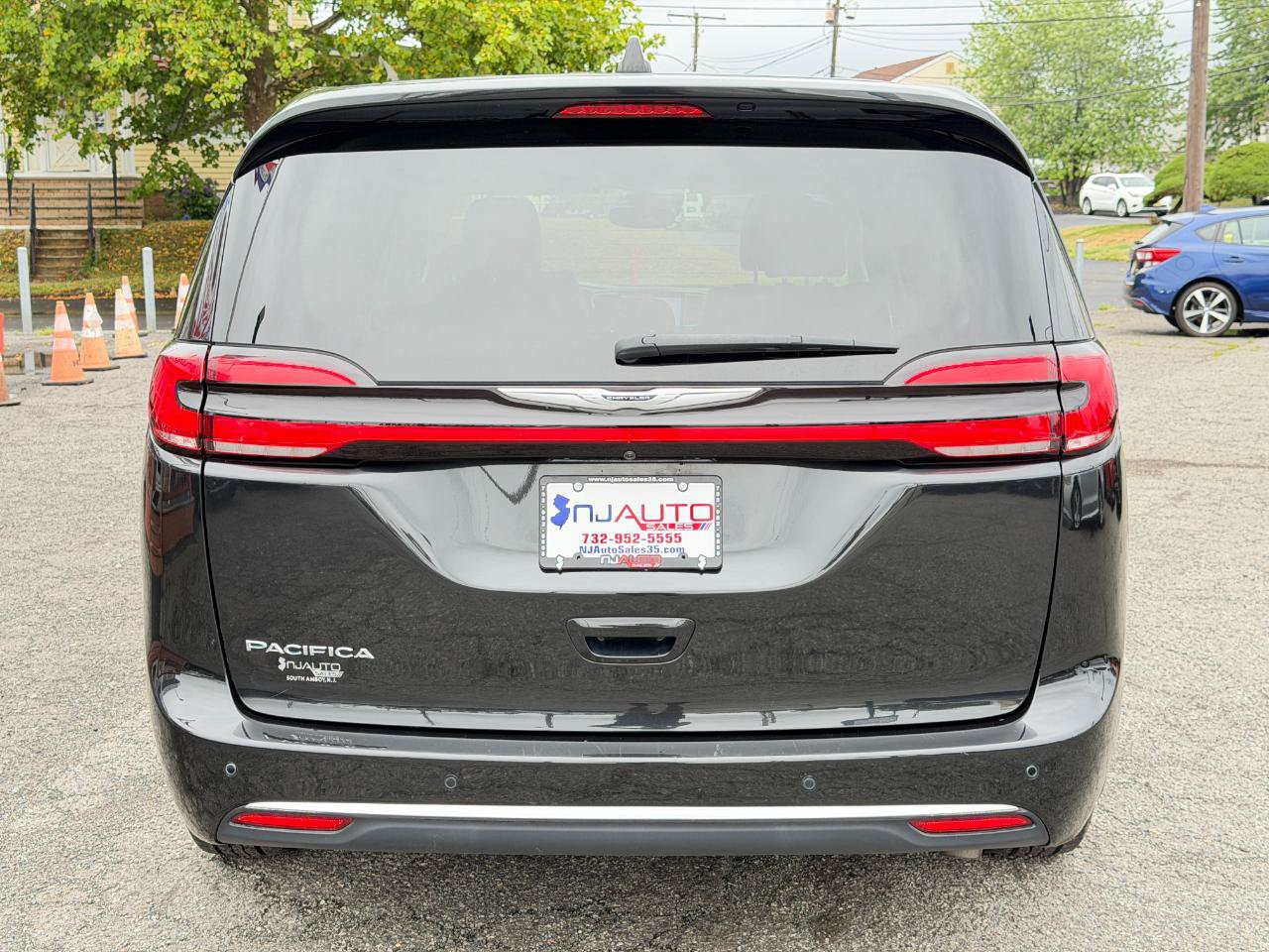 Used 2023 Chrysler Pacifica Touring-L FWD image 5
