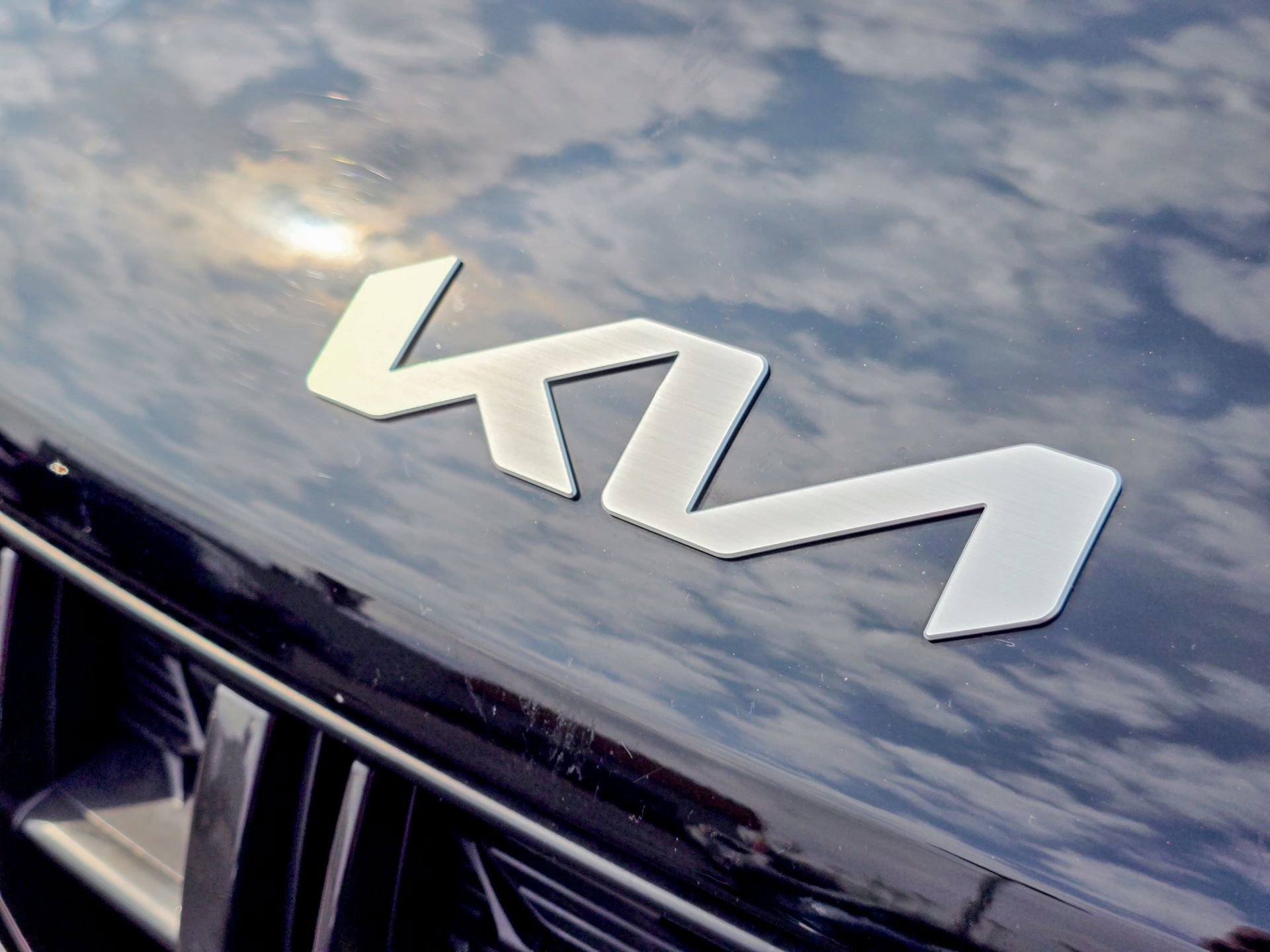 Used 2023 Kia Carnival LX image 3