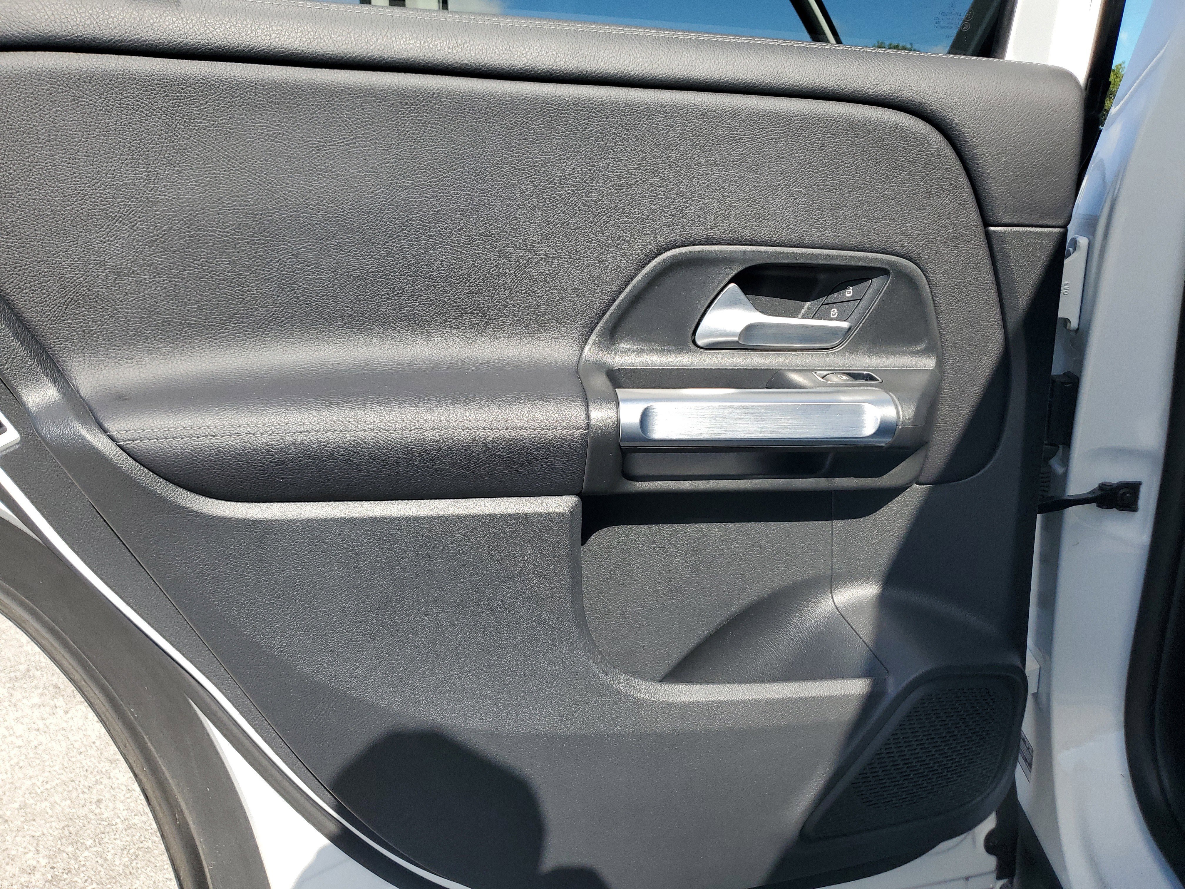 Used 2023 Mercedes-Benz GLB 250 4MATIC w/ Premium Package image 29