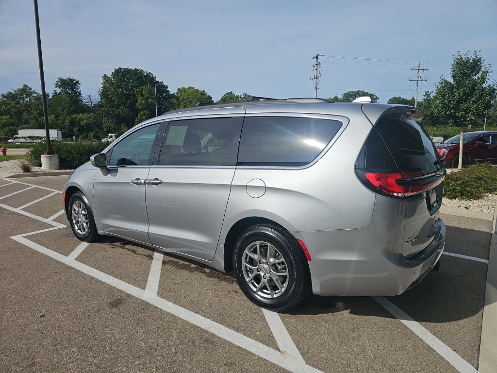 Used 2021 Chrysler Pacifica Touring FWD image 3