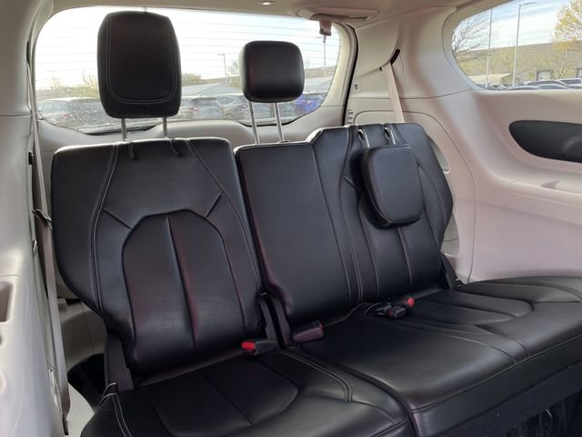 Used 2023 Chrysler Pacifica Touring-L image 27