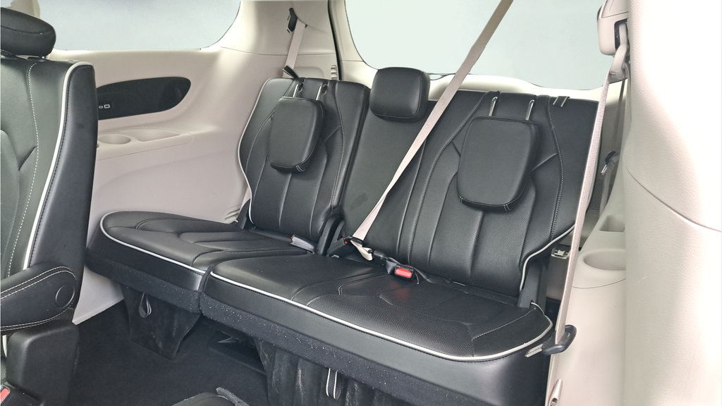 Used 2023 Chrysler Pacifica Limited FWD image 12