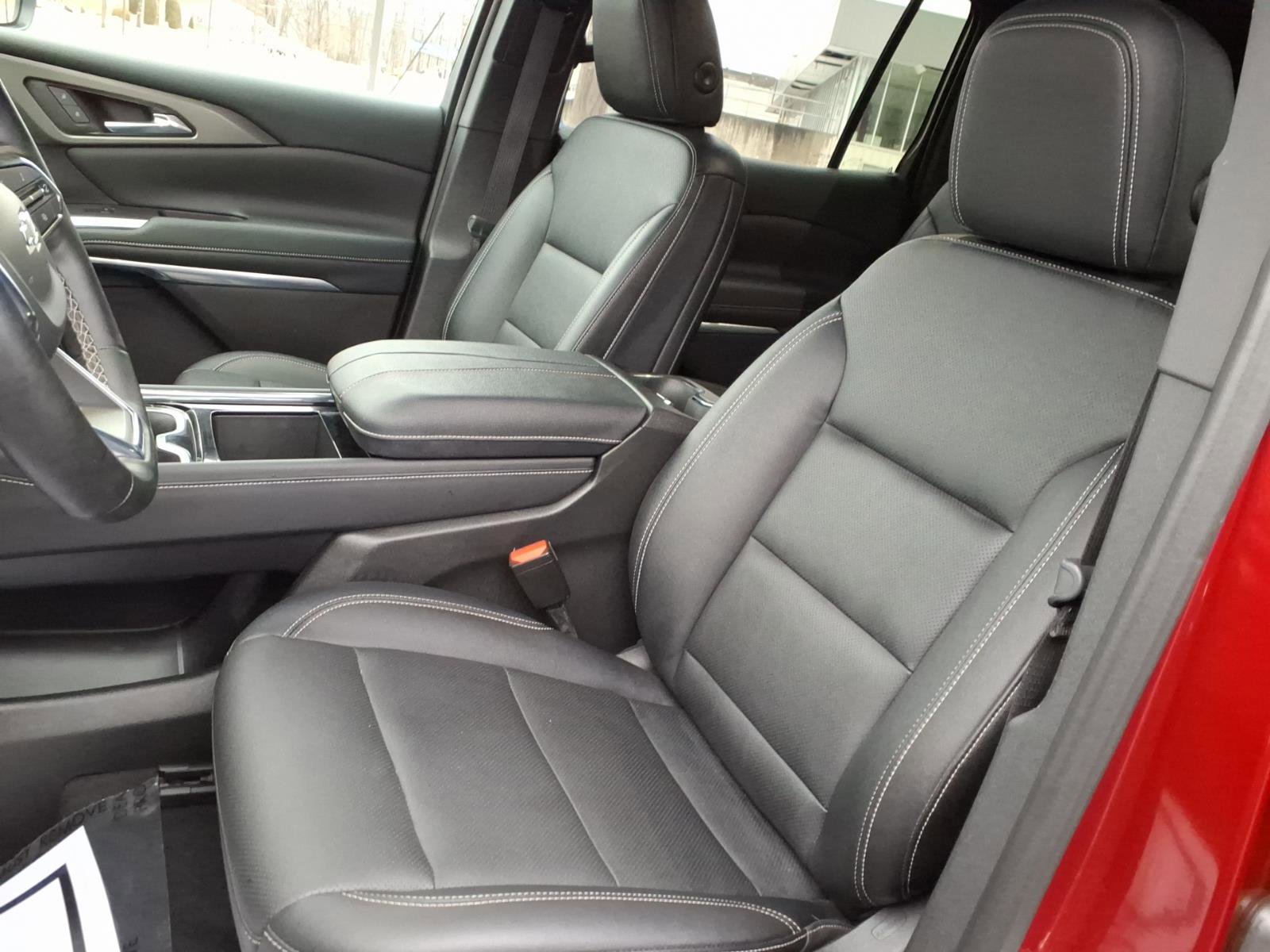 Used 2025 Chevrolet Traverse LT w/ Midnight/Sport Edition image 11