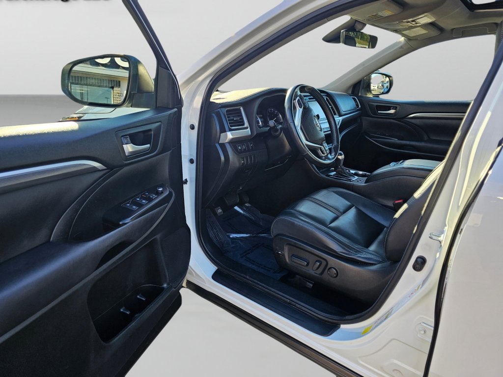 Used 2017 Toyota Highlander SE image 20