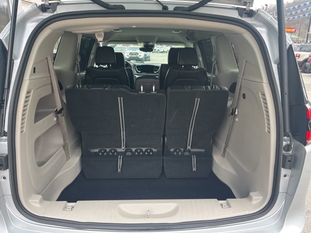 Used 2024 Chrysler Pacifica Touring-L image 6