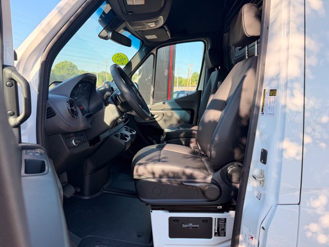 Used 2025 Mercedes-Benz Sprinter 2500 image 20