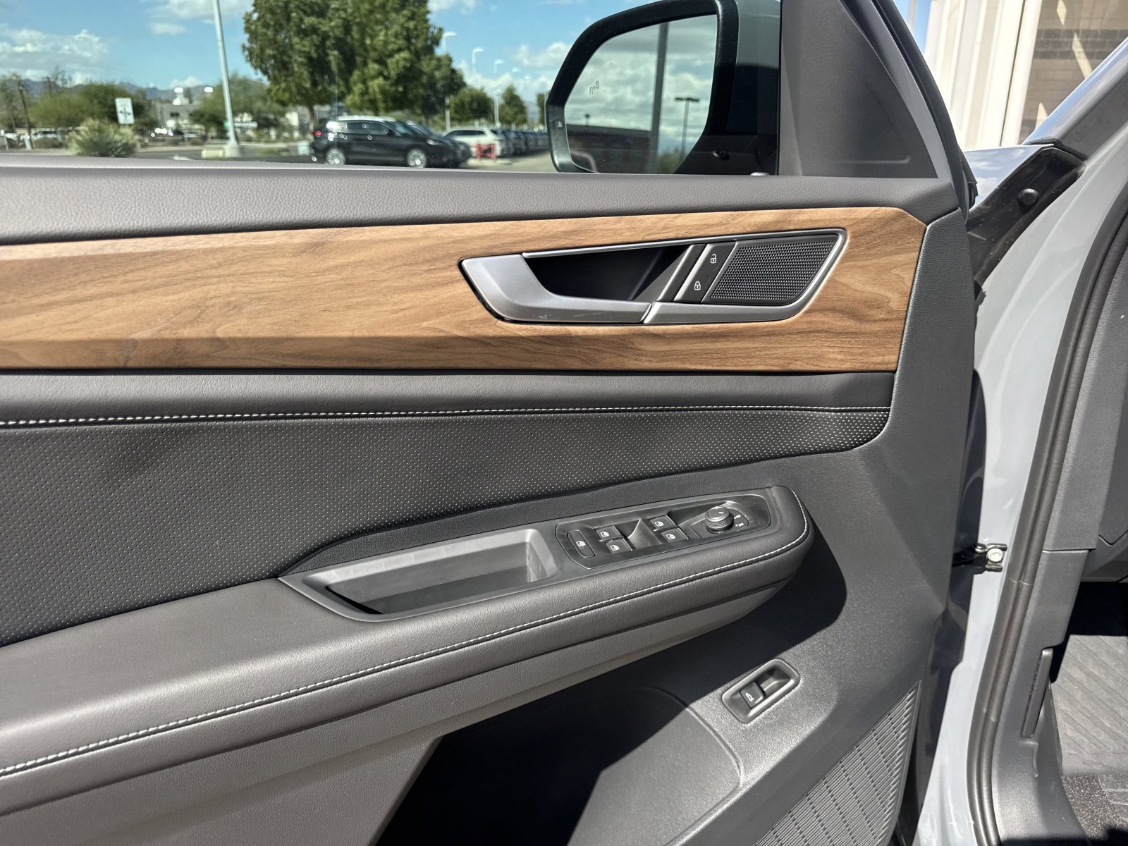 New 2026 Volkswagen Atlas SE image 13