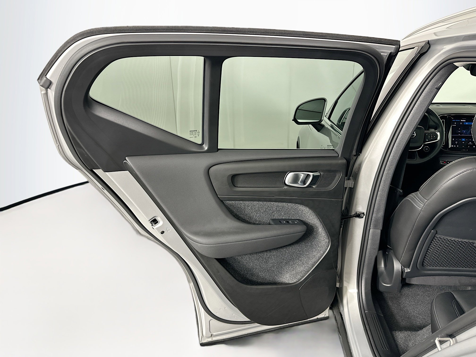 Used 2025 Volvo XC40 B5 Plus image 25