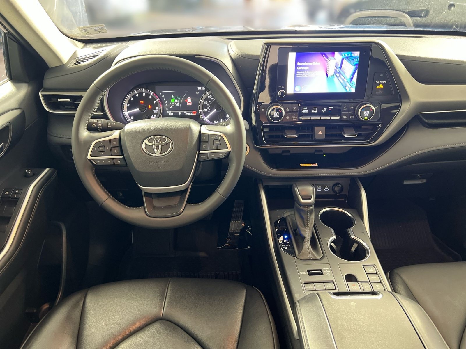 Used 2024 Toyota Highlander XLE AWD/4WD image 23