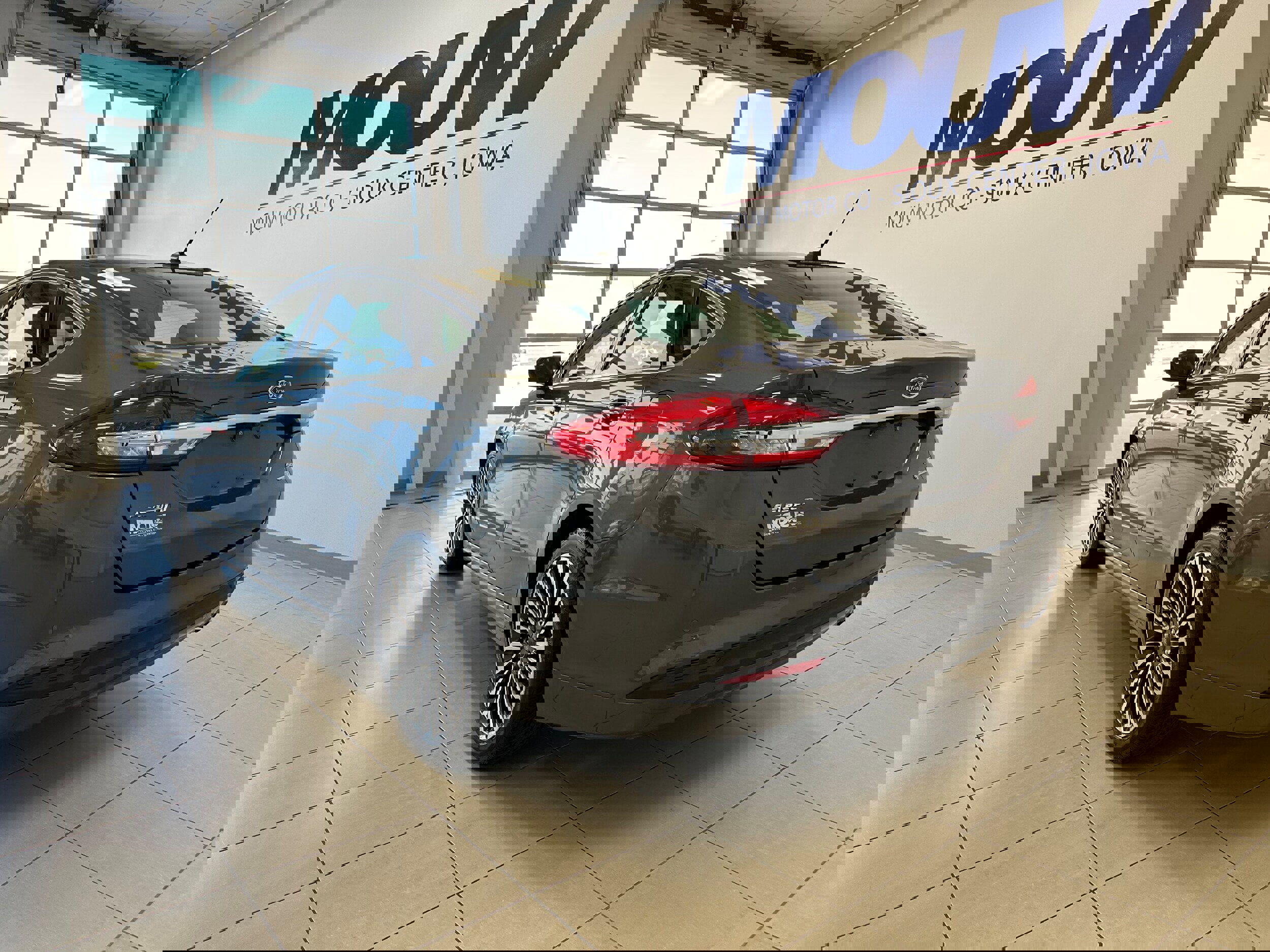 Used 2017 Ford Fusion SE w/ Fusion SE Technology Package image 6