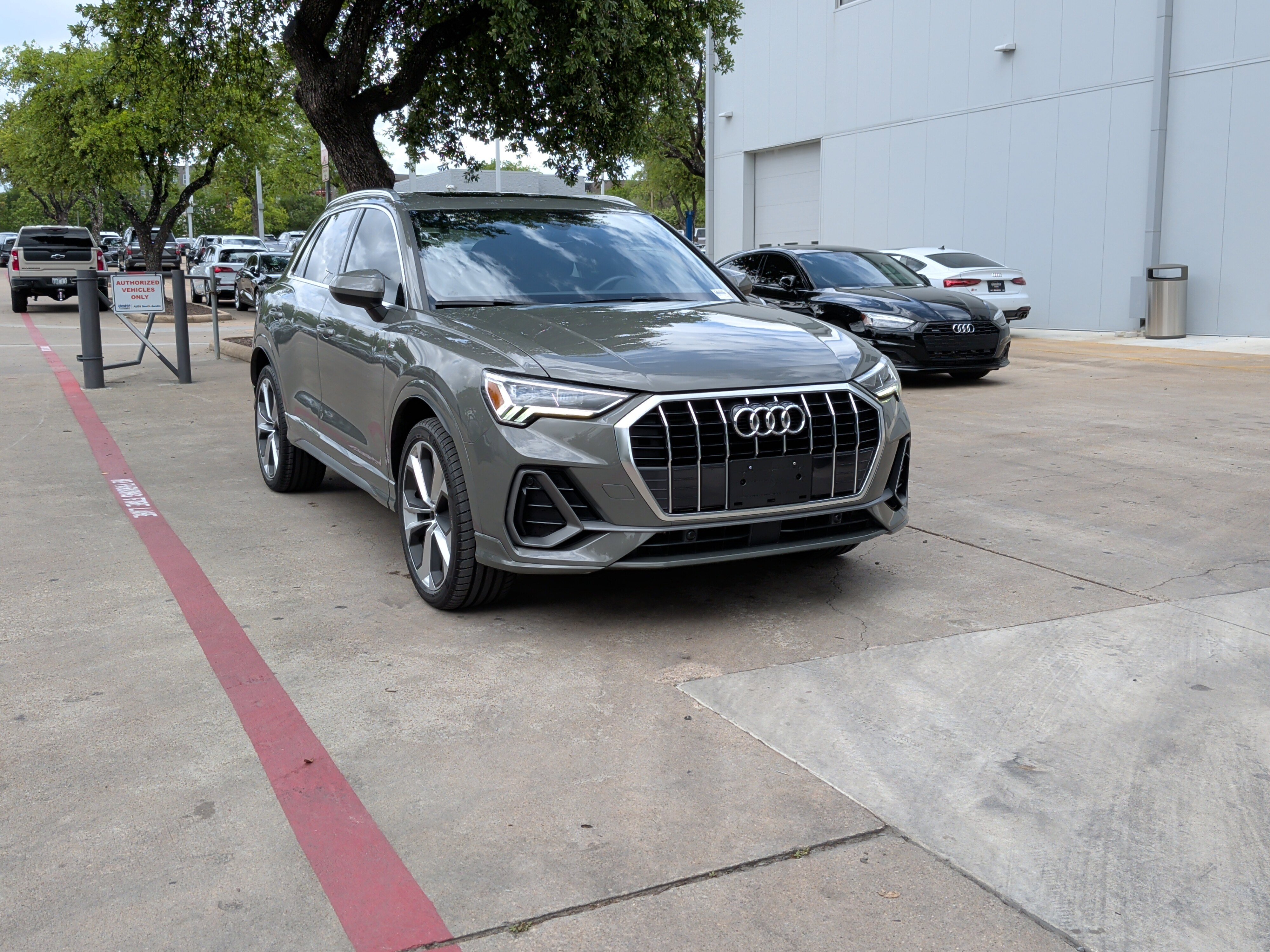 Certified 2020 Audi Q3 2.0T Premium Plus AWD/4WD image 2