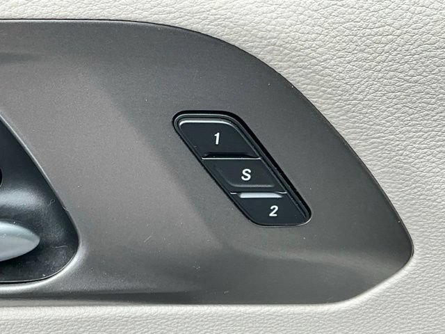 Used 2024 Chrysler Pacifica Touring-L FWD image 11