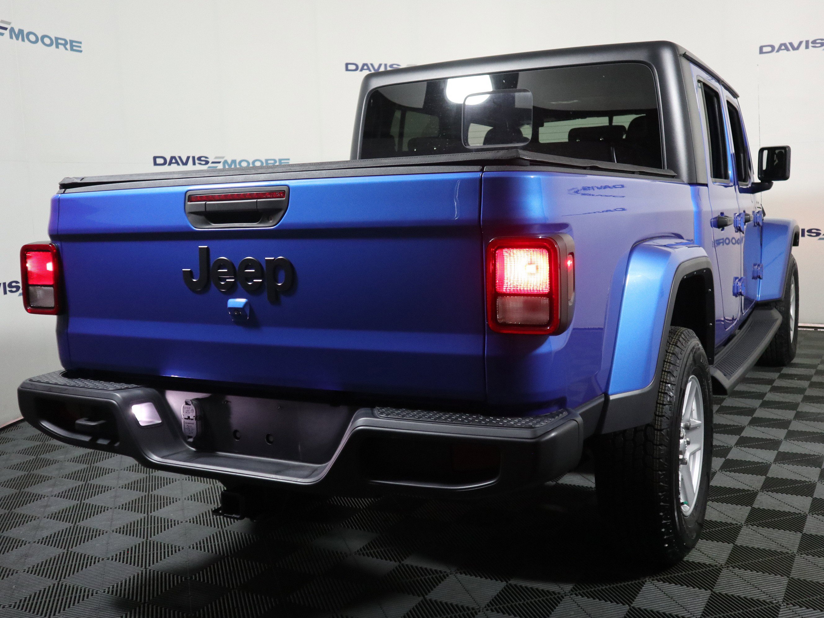 Used 2022 Jeep Gladiator Sport image 6