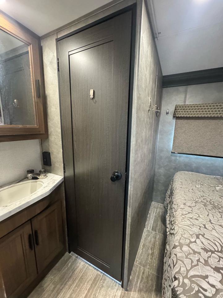 Used 2019 Chevrolet Express 4500 w/ RV Package RWD image 30