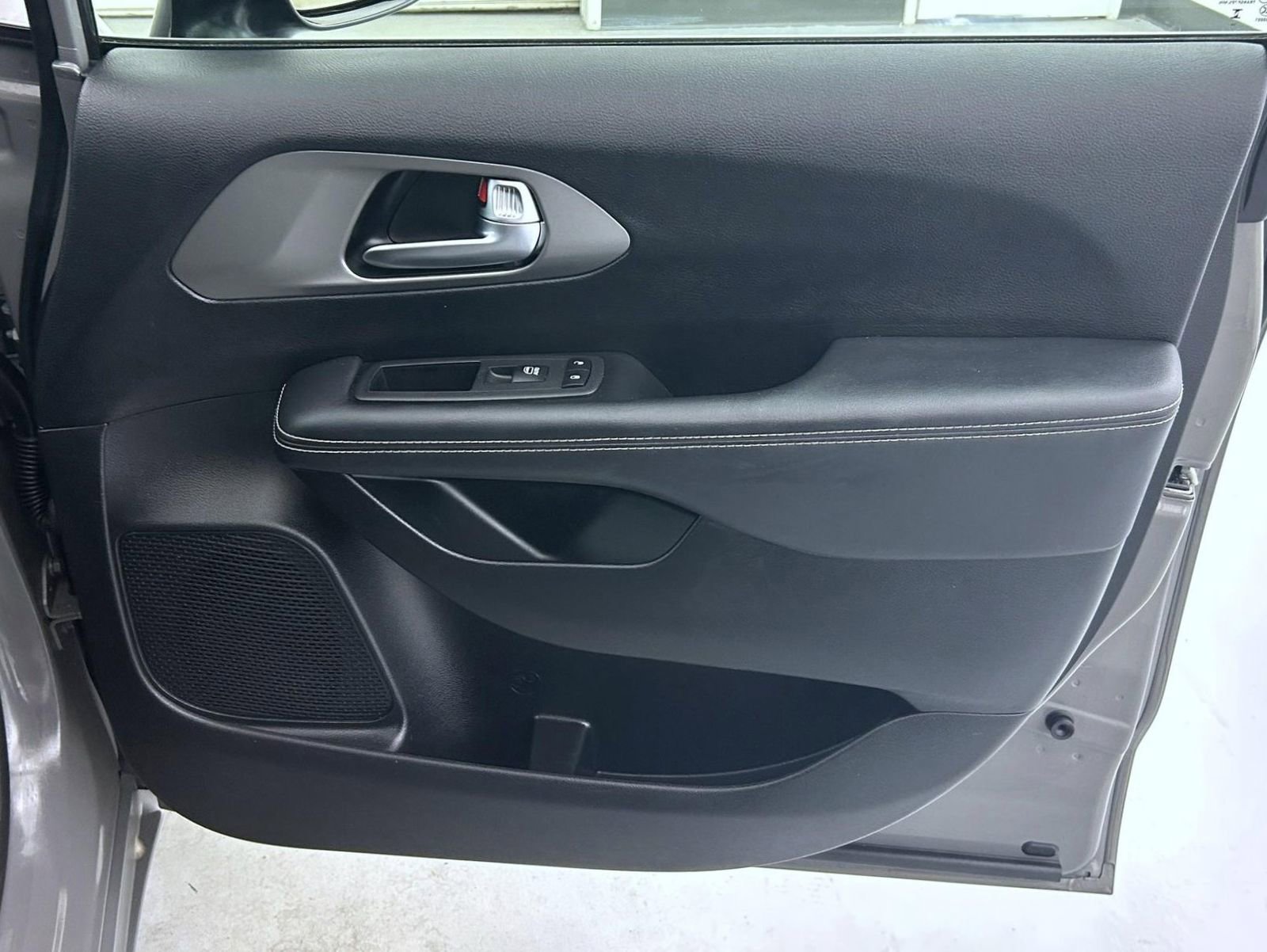 Used 2025 Chrysler Pacifica Select FWD image 16