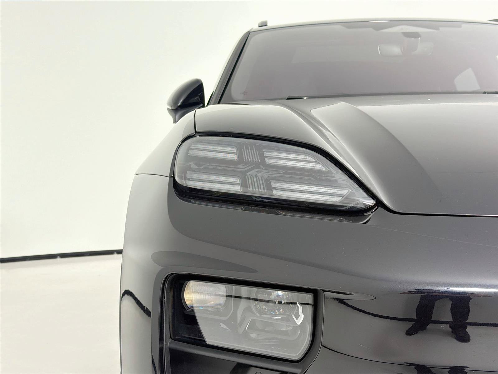 Certified 2025 Porsche Macan 4S Electric AWD/4WD image 34