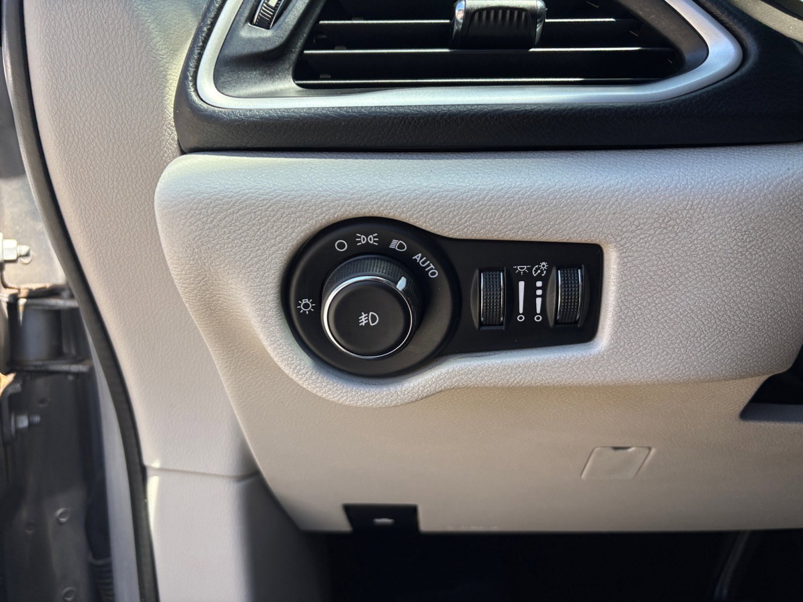 Used 2017 Chrysler Pacifica Touring-L image 14