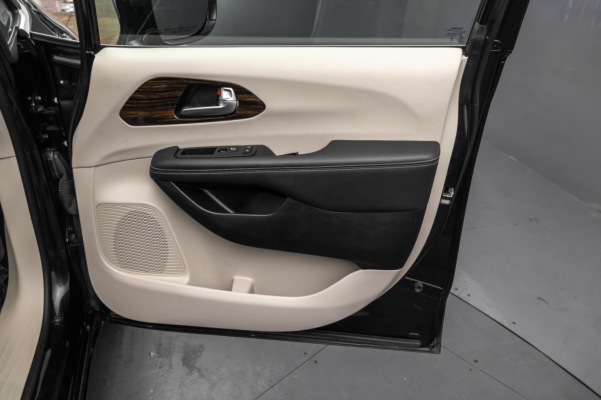 Used 2023 Chrysler Pacifica Limited FWD image 41